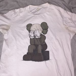 Kaws tee size xl fits more mike a medium.